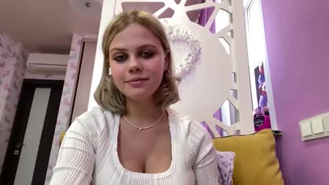 Snapshot of constancecovil chatting on 03/26/26, 12:33 Viktorina online show from 03/26/26, 12:33