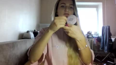 cora_fora online show from 09/18/25, 11:23