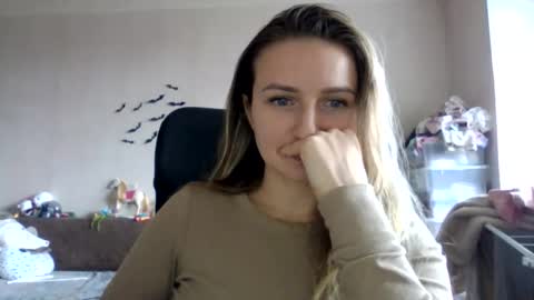 Snapshot of cora_fora chatting on 11/19/25, 11:10 cora_fora online show from 11/19/25, 11:10