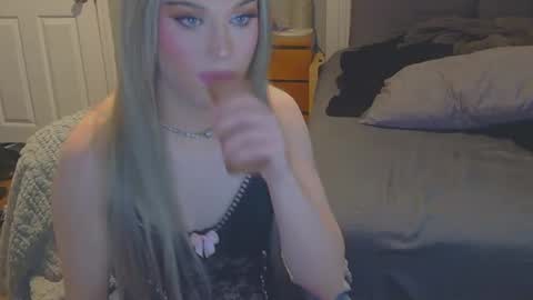 coracav online show from 12/20/25, 12:51