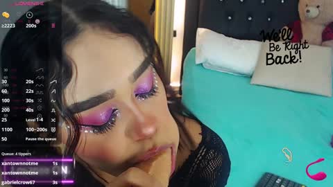 Snapshot of coraline_v chatting on 12/18/24, 12:51 Coraline connected from 10 pm to 6 am Colombia time online show from 12/18/24, 12:51