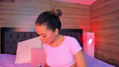 coralineross_ online show from 12/20/25, 11:28