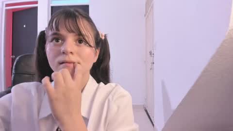 Snapshot of coralinexxx07 chatting on 04/16/26, 09:39 Coraline uwu Bienvenidos al dulce mundo de Coraline Hola amores soy Coraline Una chica tierna juguetona online show from 04/16/26, 09:39