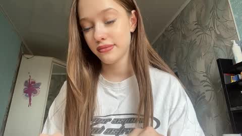 Snapshot of corinevanschoyck chatting on 04/01/26, 08:59 Bella 1st day here online show from 04/01/26, 08:59