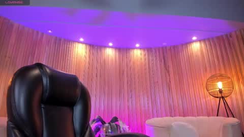 Snapshot of corinnerusso chatting on 03/08/25, 04:12 Corinne Russo online show from 03/08/25, 04:12