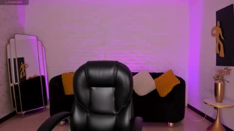 Snapshot of corinnerusso chatting on 12/23/25, 05:05 Corinne Russo online show from 12/23/25, 05:05