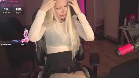 Snapshot of cosplaycats chatting on 04/22/26, 09:05 Elli online show from 04/22/26, 09:05