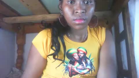 Snapshot of couleur_vanille chatting on 11/11/25, 06:02 couleur_vanille online show from 11/11/25, 06:02