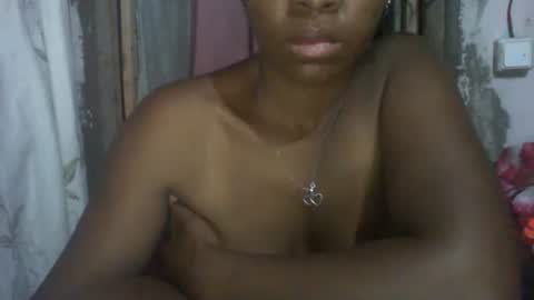 Snapshot of couleur_vanille chatting on 11/19/25, 02:11 couleur_vanille online show from 11/19/25, 02:11