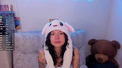 Snapshot of couplevibes_ chatting on 06/19/26, 03:00 Emily Andy online show from 06/19/26, 03:00