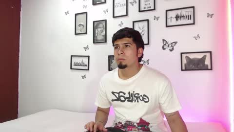 Snapshot of coupsextop chatting on 01/08/25, 04:23 Juli and Liam online show from 01/08/25, 04:23