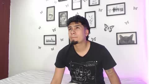 Snapshot of coupsextop chatting on 01/17/25, 11:17 Juli and Liam online show from 01/17/25, 11:17