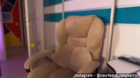 Snapshot of courteous_raspberrrry chatting on 09/12/25, 10:48 Rose Roys my  online show from 09/12/25, 10:48