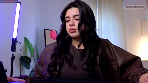 Courtney online show from 09/28/25, 01:27