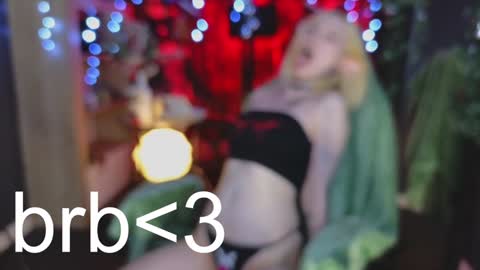 Snapshot of crackling_tati chatting on 12/19/24, 02:45 Tati online show from 12/19/24, 02:45