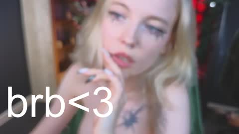 Snapshot of crackling_tati chatting on 12/30/24, 03:03 Tati online show from 12/30/24, 03:03