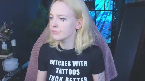 Snapshot of crackling_tati chatting on 02/18/25, 08:58 Tati online show from 02/18/25, 08:58