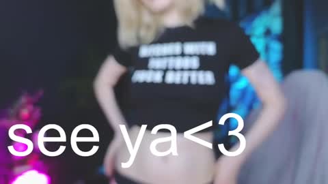 Snapshot of crackling_tati chatting on 02/26/25, 05:53 Tati online show from 02/26/25, 05:53