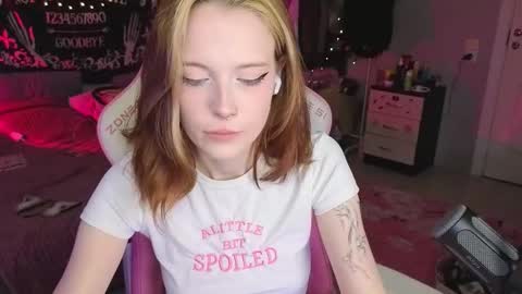 Snapshot of crackling_tati chatting on 09/14/25, 06:18 Tati online show from 09/14/25, 06:18