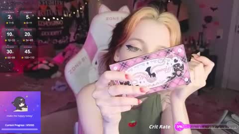 Snapshot of crackling_tati chatting on 11/04/25, 08:30 Tati online show from 11/04/25, 08:30