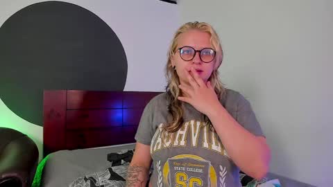 Snapshot of crazy_cakes_ chatting on 12/20/24, 01:33 Lexie  Rose  online show from 12/20/24, 01:33