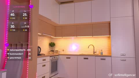 Snapshot of crazybabyyy chatting on 11/08/25, 12:55 Valeri Val online show from 11/08/25, 12:55