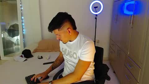 Snapshot of crazyybull chatting on 11/14/25, 05:17 Bull online show from 11/14/25, 05:17