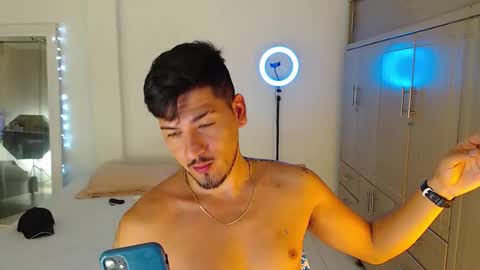 Snapshot of crazyybull chatting on 11/25/25, 04:01 Bull online show from 11/25/25, 04:01