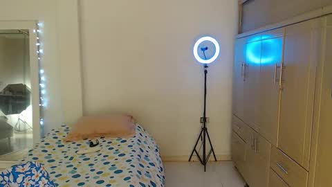 Snapshot of crazyybull chatting on 11/29/25, 04:15 Bull online show from 11/29/25, 04:15