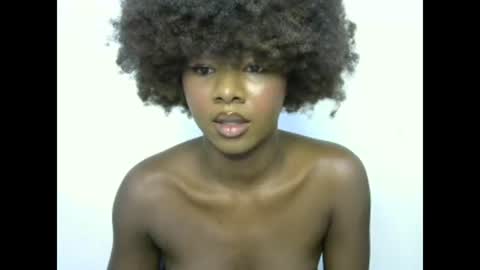 Snapshot of creamybabee chatting on 01/25/25, 01:52 queen online show from 01/25/25, 01:52