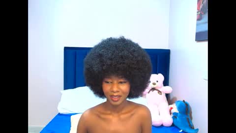 Snapshot of creamybabee chatting on 03/22/26, 12:03 queen online show from 03/22/26, 12:03