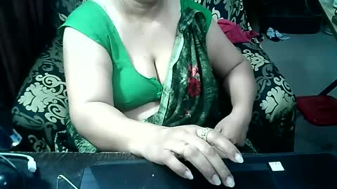 Snapshot of crezybhabihot chatting on 07/08/26, 09:08 Sonika69 online show from 07/08/26, 09:08