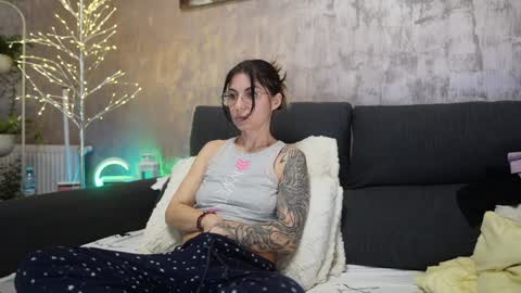 Snapshot of crissy_love chatting on 02/05/25, 02:51 crissy_love online show from 02/05/25, 02:51