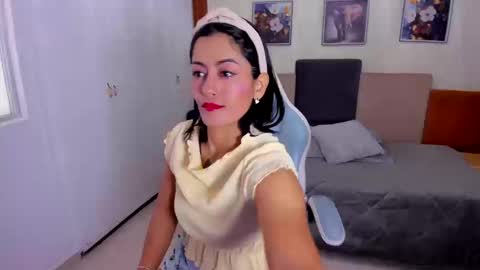 Snapshot of cristal_crossfit chatting on 01/12/26, 05:07 Cristal online show from 01/12/26, 05:07