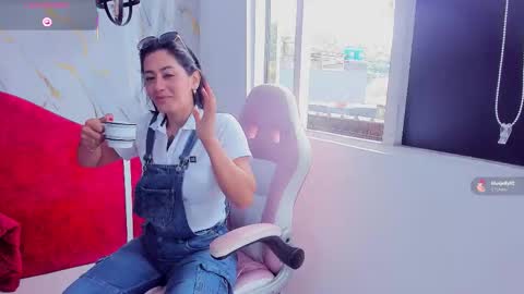 Snapshot of cristal_crossfit chatting on 01/18/26, 06:23 Cristal online show from 01/18/26, 06:23