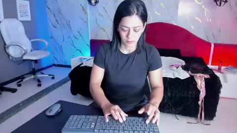 Snapshot of cristal_crossfit chatting on 07/16/26, 10:10 Cristal online show from 07/16/26, 10:10