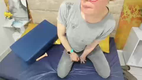 Snapshot of cristal_kiss1 chatting on 10/17/25, 01:42   Cristal   online show from 10/17/25, 01:42