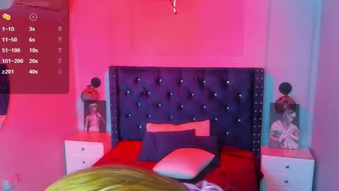 Snapshot of cristal_mason chatting on 12/04/24, 11:30 Cristal online show from 12/04/24, 11:30