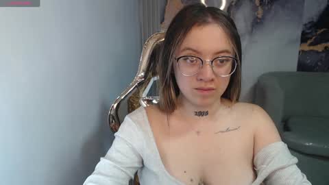 Snapshot of cristal_v_ chatting on 01/17/25, 08:44 Cristal online show from 01/17/25, 08:44