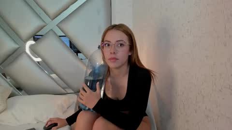 cristalevans_vc online show from 10/24/25, 03:03