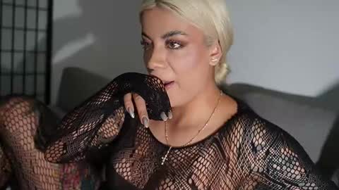 Laura online show from 01/19/26, 02:37