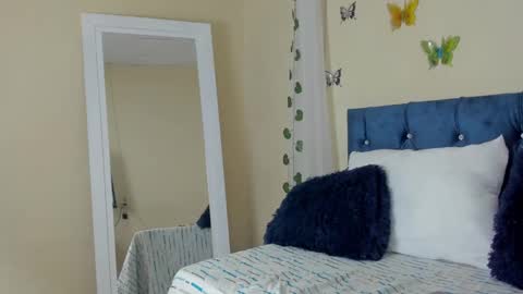 Snapshot of cristalwalker__ chatting on 02/23/25, 01:42 cristal walker online show from 02/23/25, 01:42