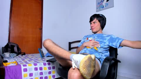 Snapshot of cristian_ortiz_1 chatting on 12/23/24, 01:51 Cristian online show from 12/23/24, 01:51