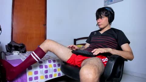 Snapshot of cristian_ortiz_1 chatting on 12/25/24, 10:37 Cristian online show from 12/25/24, 10:37