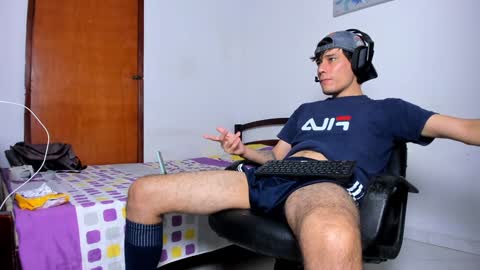 Snapshot of cristian_ortiz_1 chatting on 12/27/24, 01:22 Cristian online show from 12/27/24, 01:22