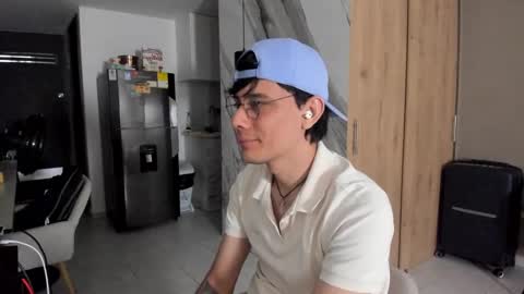 Snapshot of cristian_ortiz_1 chatting on 02/21/25, 10:26 Cristian online show from 02/21/25, 10:26