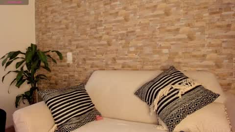 Snapshot of cristina_fernando chatting on 12/23/24, 10:44 soycriss online show from 12/23/24, 10:44