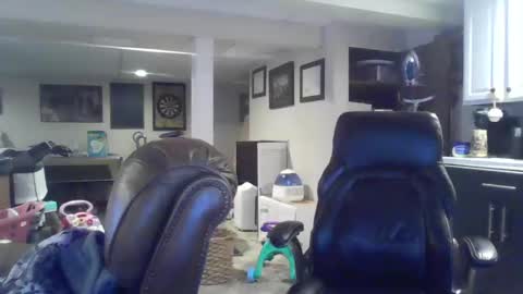 Snapshot of crm400 chatting on 11/19/25, 01:49 billybasement online show from 11/19/25, 01:49