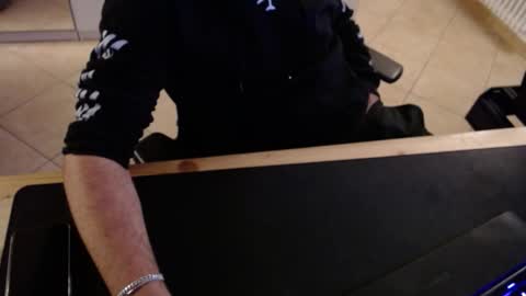 Snapshot of crocken_bisc chatting on 12/19/25, 08:49 crocken_bisc online show from 12/19/25, 08:49