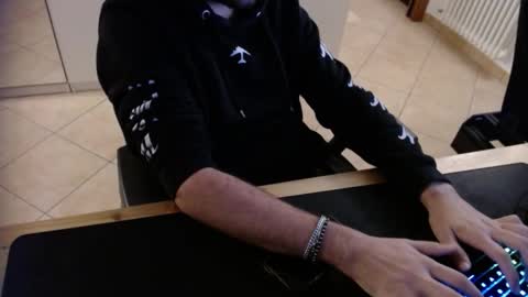 Snapshot of crocken_bisc chatting on 12/20/25, 04:25 crocken_bisc online show from 12/20/25, 04:25